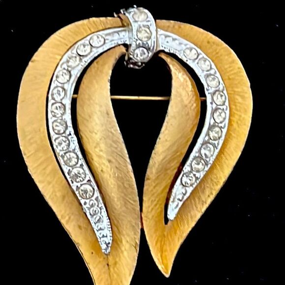 Vintage J.J Jonette Gold tone Matte Brooch/ In Rhinestones - Picture 2 of 6